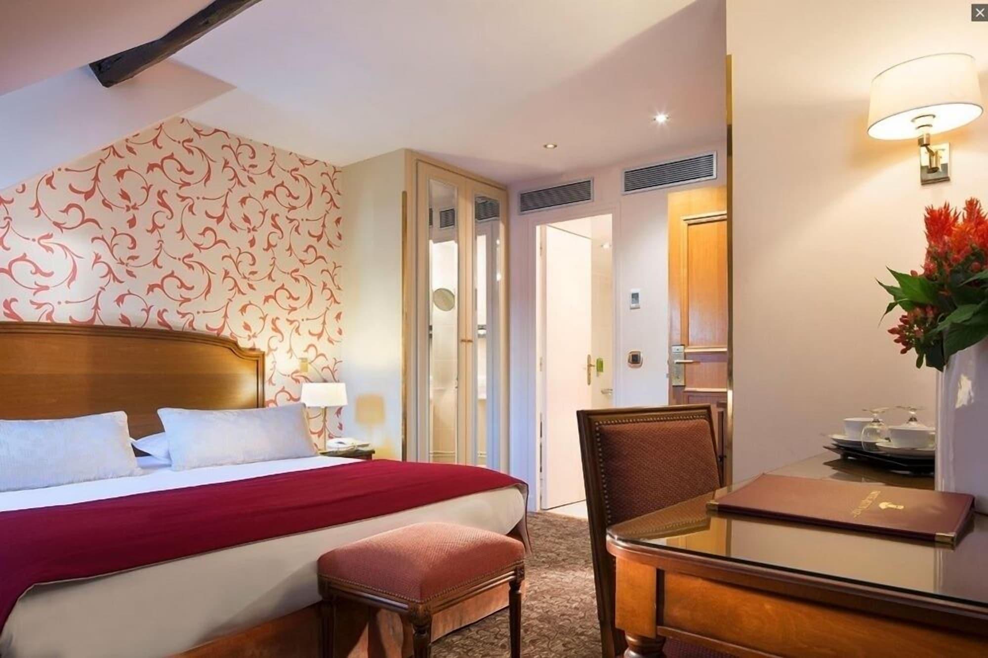 Queen Mary Hotel 4*